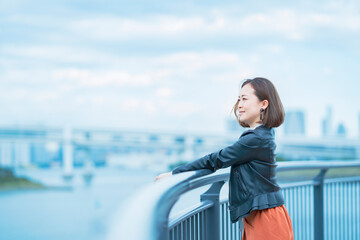 遠くを見つめる女性