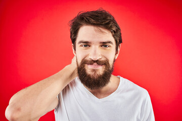 Obraz premium Bearded man fun emotions lifestyle cropped view white t-shirt red background