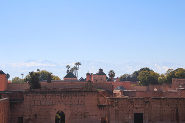 Ausblick über die Dächer von Marrakesch mit Blick auf die Berge