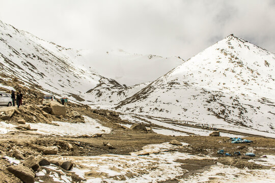 Various views of the Changla pass