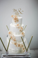 Vertical shot of a beautifully decorated wedding cake