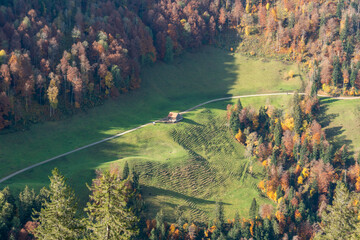 Bauernhof-Scheune in der herbstlichen Landschaft