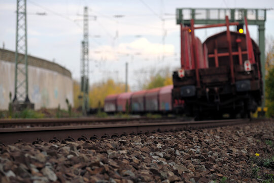 Güterzug auf freier Strecke in einer Kurve mit Signalanlage - Stockfoto