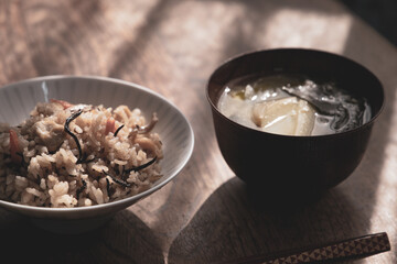 ひじきご飯とジャガイモとわかめと玉ねぎのお味噌汁