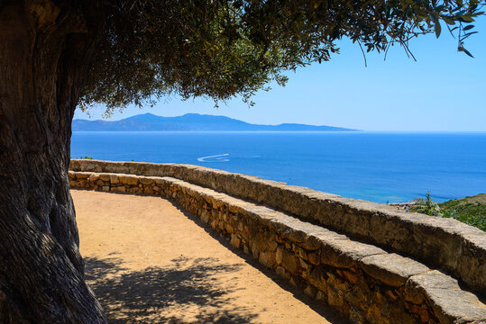 Carg&egrave;se, depuis le parvis de l'&eacute;glise catholique, vue sur le Golfe de Sagonne
