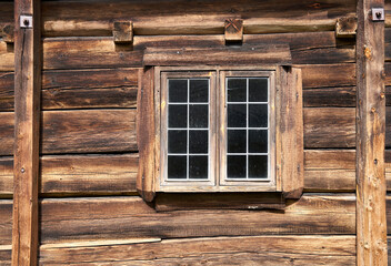 Obraz na płótnie Canvas Window on an old, retro wooden house in Norway