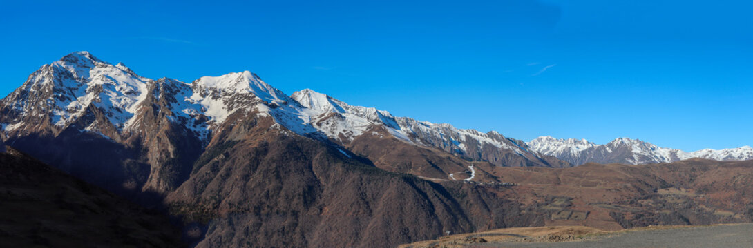 Occitanie - Panorama sur les sommets enneigés des Hautes-Pyrénées