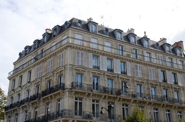 Fototapeta na wymiar Residential building in Paris