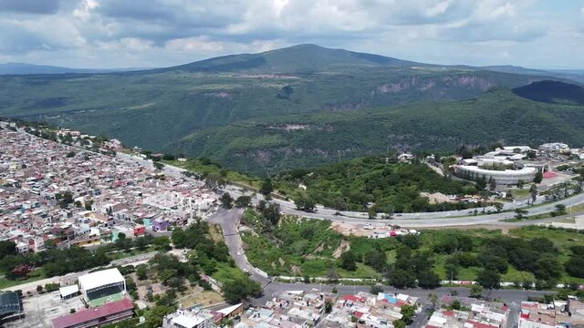 Casas cercanas a una barranca 