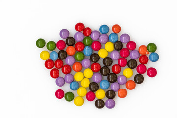 Caramelos de colores rellenos de chocolate, aislado sobre fondo blanco.