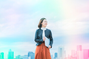 屋外でノートパソコンを持つ女性