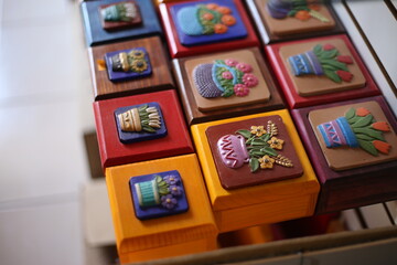 Cajas de colores en mercado mexicano, souvenires 