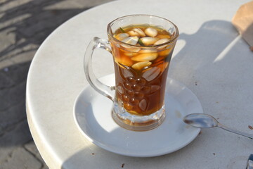 Minttee mit Mandeln in Tunesien