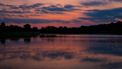 Naklejka premium sunset over the lake