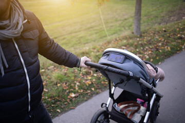 Naklejka premium Kinderwagen mit Smartphone