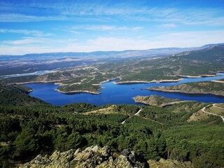 Vistas al embalse de Atazar desde el pico de la montaña. España
