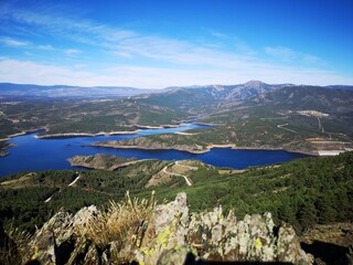 Vistas al embalse de Atazar desde el pico de la montaña. España
