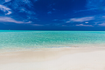 White sandy beach in Maldives with amazing blue lagoon - obrazy, fototapety, plakaty