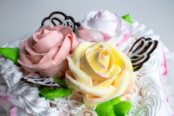Beautiful cream roses on a white cake