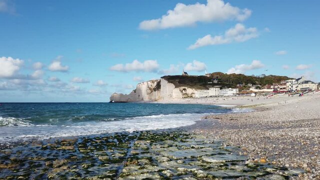 survol des falaises d'Etretat en Normandie