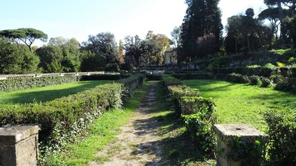 Giardino con siepi ed aiole