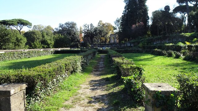 Giardino con siepi ed aiole