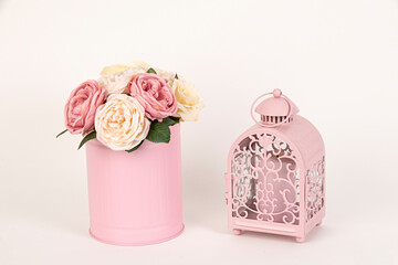 Farol rosa y ramo de rosas.