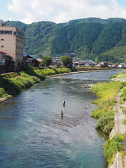 岐阜県 郡上市 吉田川に入る釣り人