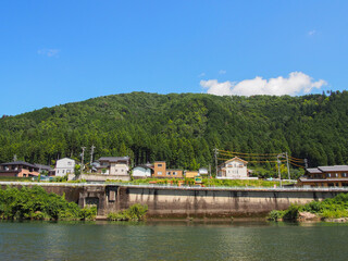 Fototapeta na wymiar 岐阜県 郡上市のとてもきれいな川
