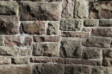 Rote Natursteinmauer