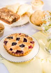 Mesa dulce de pasteles, desayuno, pasteles, muffin, tarteleta, tarta, magdalena, cookies, brownie, pie, pasteles en el jardin, tea time