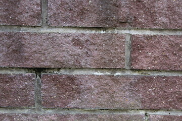 Rote Natursteinmauer