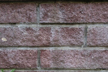 Rote Natursteinmauer