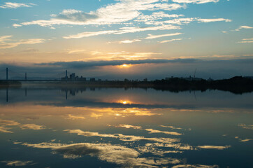 雲に遮られる朝日