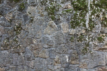 Unregelmäßige Natursteinmauer