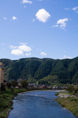Fototapeta premium 岐阜県 郡上市 宮ヶ瀬橋から見た吉田川
