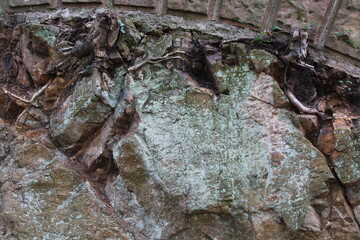 Unregelmäßige Natursteinmauer