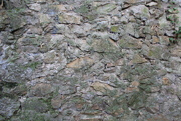 Unregelmäßige Natursteinmauer