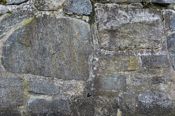 Unregelmäßige Natursteinmauer