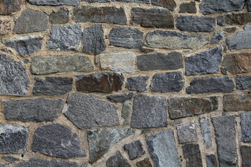 Unregelmäßige Natursteinmauer