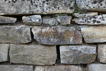 Unregelmäßige Natursteinmauer