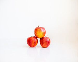 Pyramid of red apples2