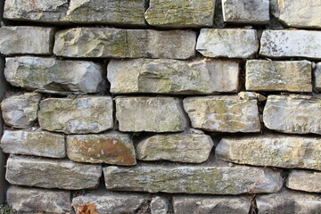 Unregelmäßige Natursteinmauer