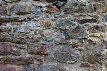 Unregelmäßige Natursteinmauer