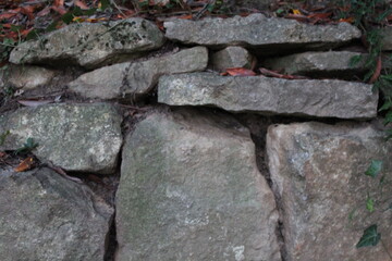 Unregelmäßige Natursteinmauer