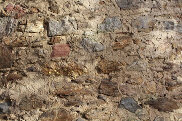 Unregelmäßige Natursteinmauer