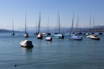 Obraz na płótnie Canvas Hivernage des bateaux dans une marina en Suisse