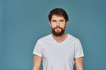 Obraz premium man in white t-shirt gesturing with his hands studio cropped
