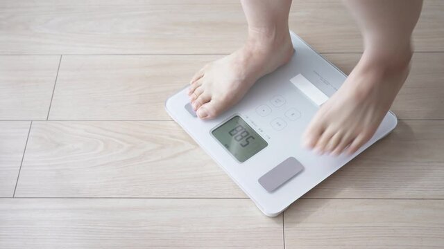 体重計に乗る女性