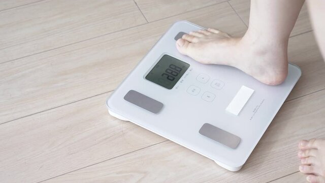 体重計に乗る女性